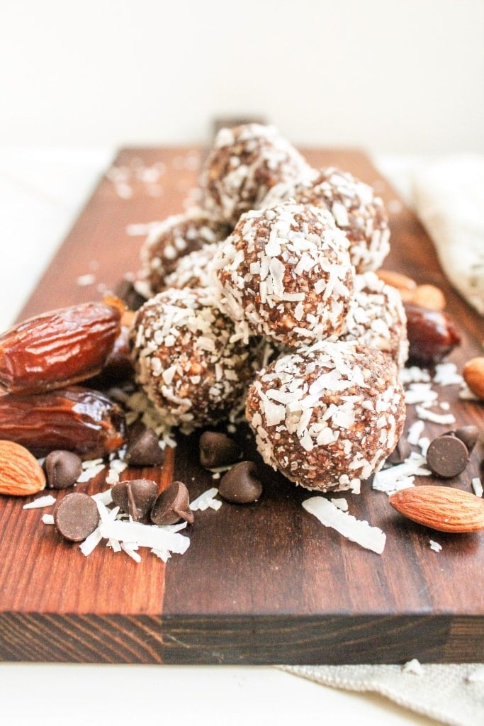 These Chocolate Coconut Almond Energy Balls taste like Almond Joy candies - but way healthier! Just 6 ingredients and 5 minutes to #vegan, #glutenfree on the go snack. Recipe via @fannetasticfood