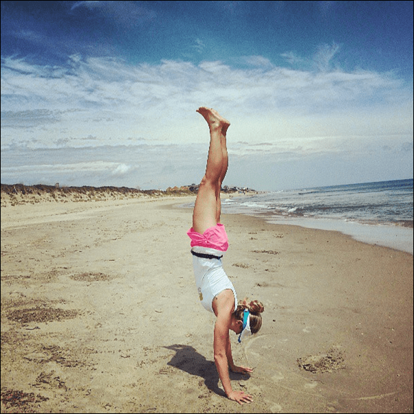 handstand_on_the_beach
