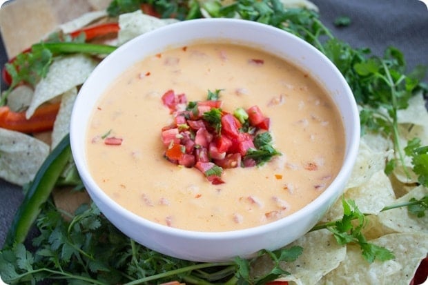 healthy queso dip with hummus