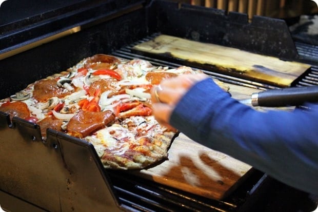 how to grill pizza
