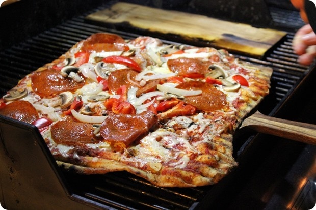 how to grill pizza