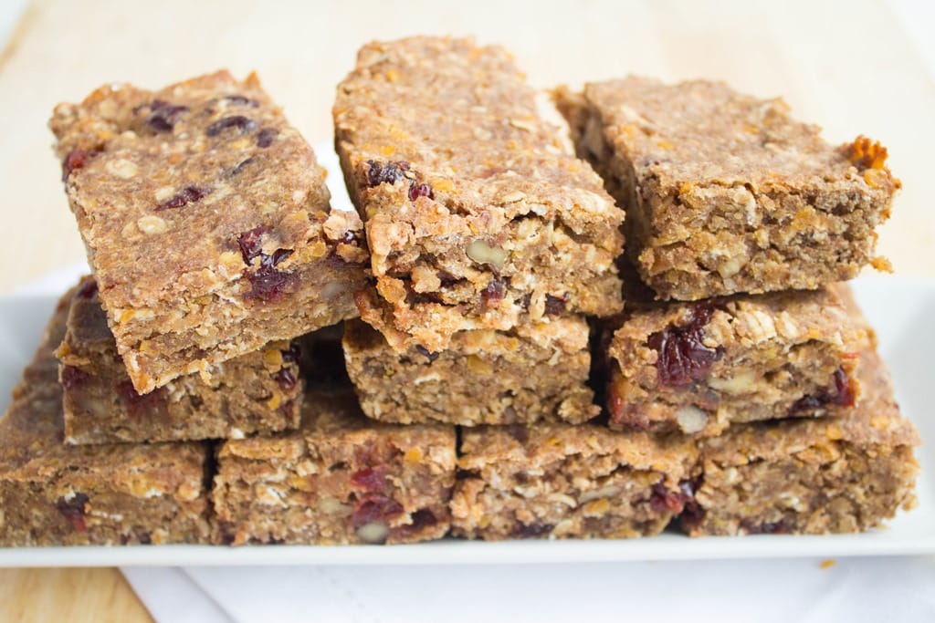 High-protein vegetarian muesli bars with red lentils