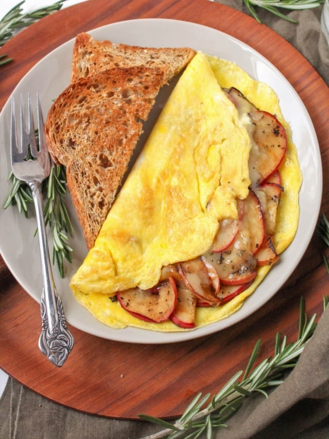 Cheddar Cheese Omelette with Apples food