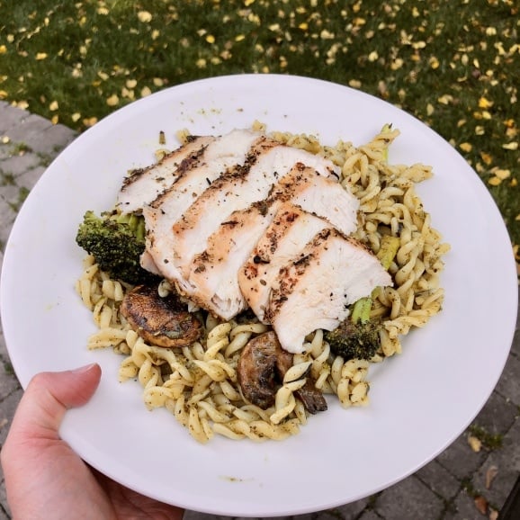 pesto chicken pasta with broccoli and mushrooms