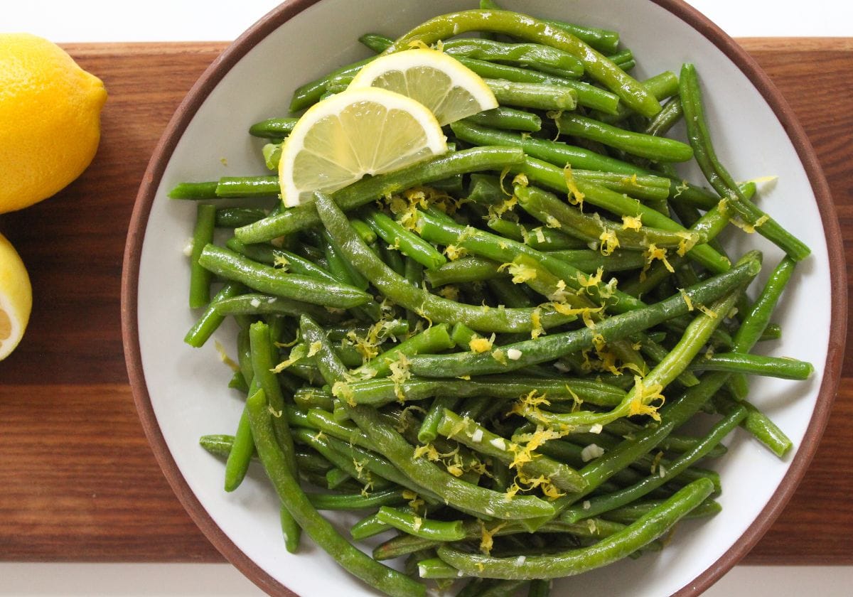 lemon garlic green beans cooked from frozen in a bowl