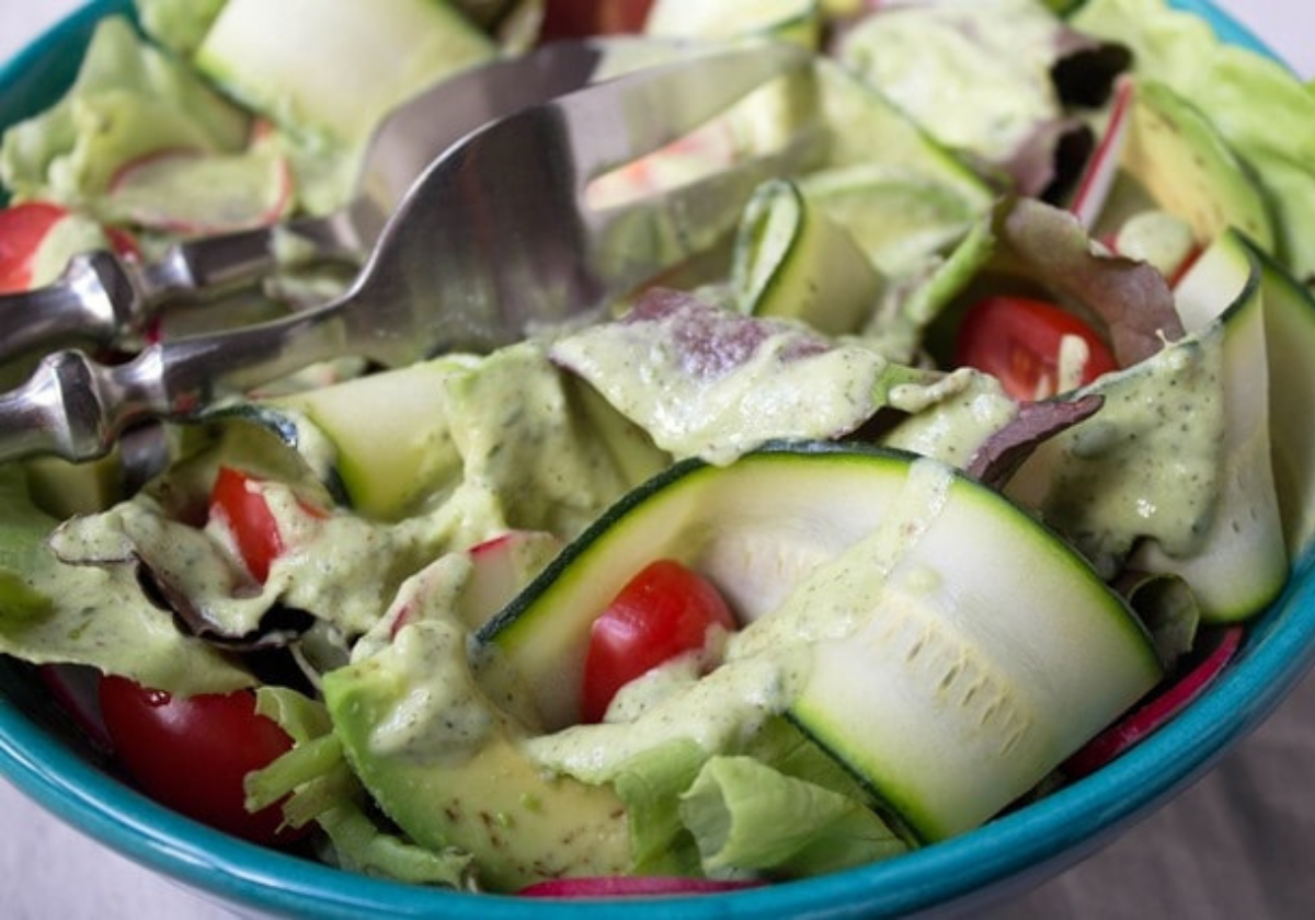 green salad with creamy dressing