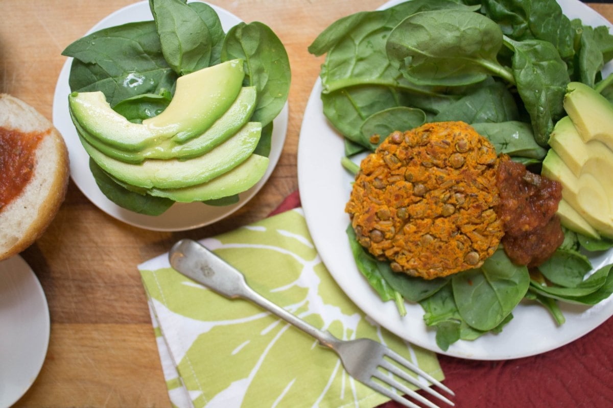 lentil veggie burgers with spinach and avocado