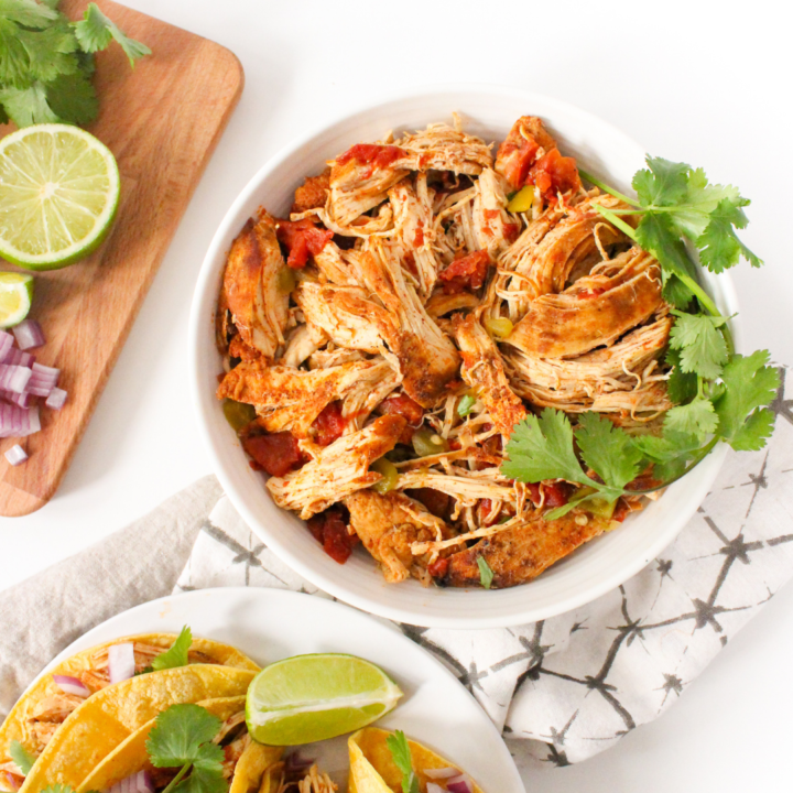 Easy Crockpot Mexican Shredded Chicken (15 Min Prep)