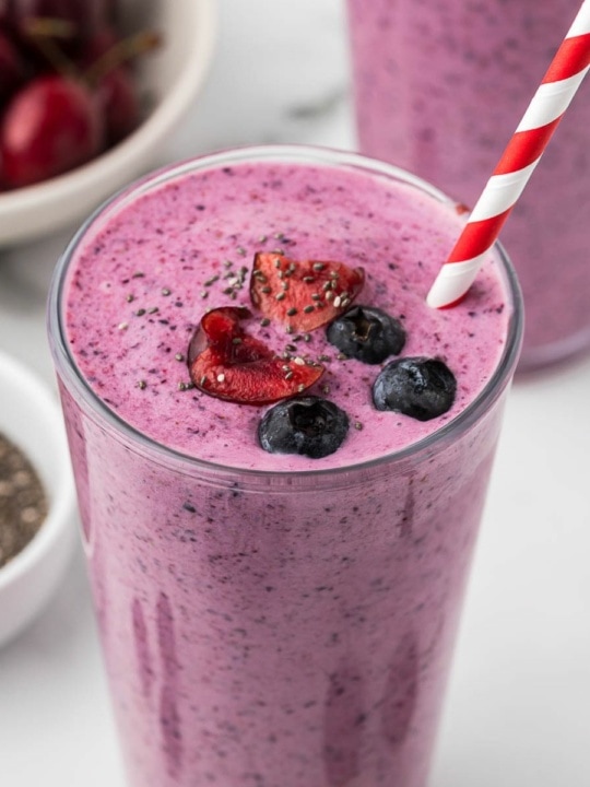 Berry Greek Yogurt Smoothie with Chia Seeds - fANNEtastic food