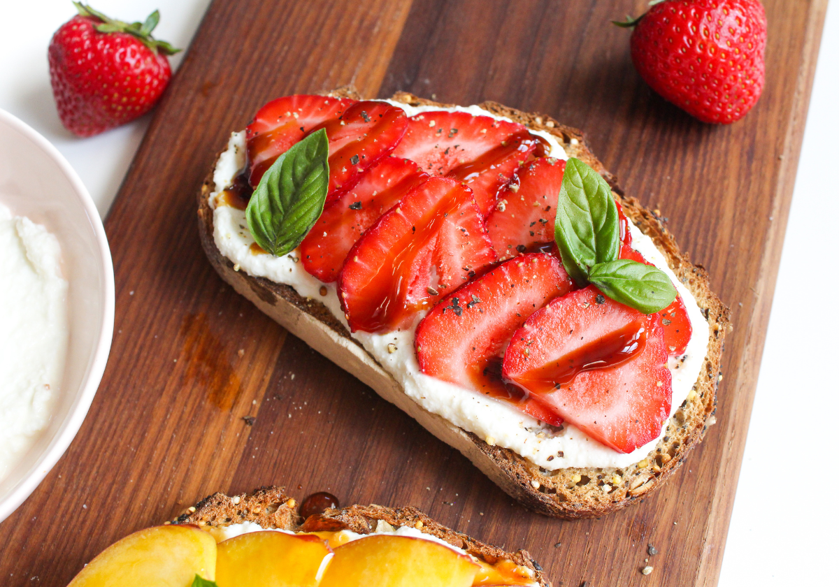 balsamic strawberry toast with whipped ricotta cheese