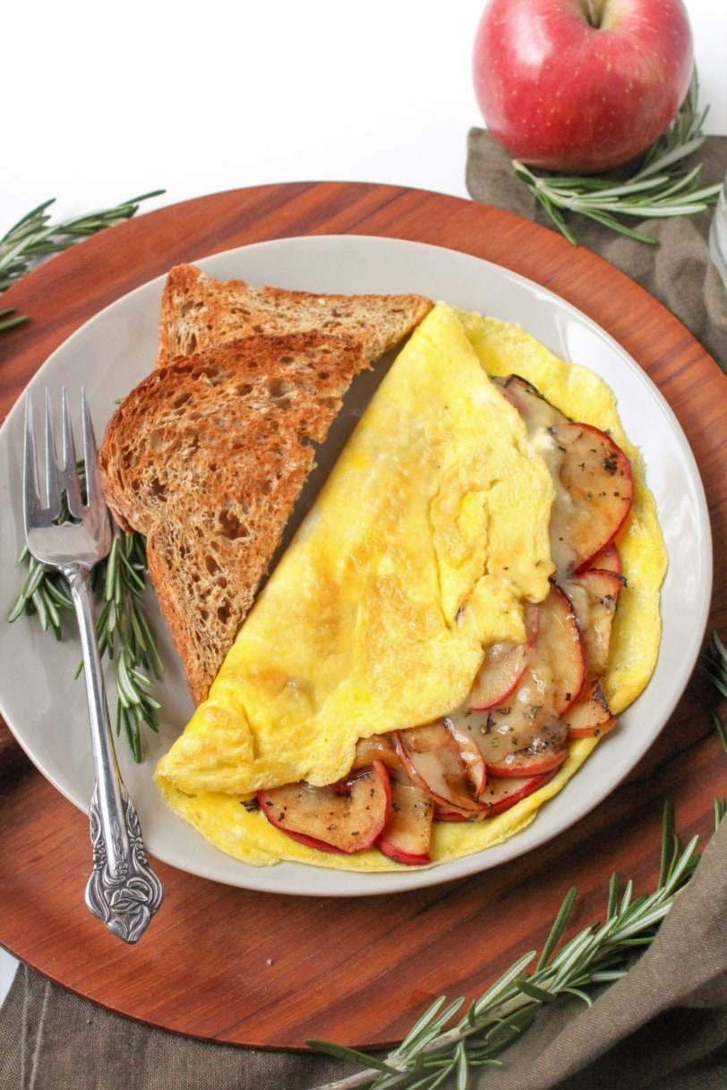 apple cheddar omelette