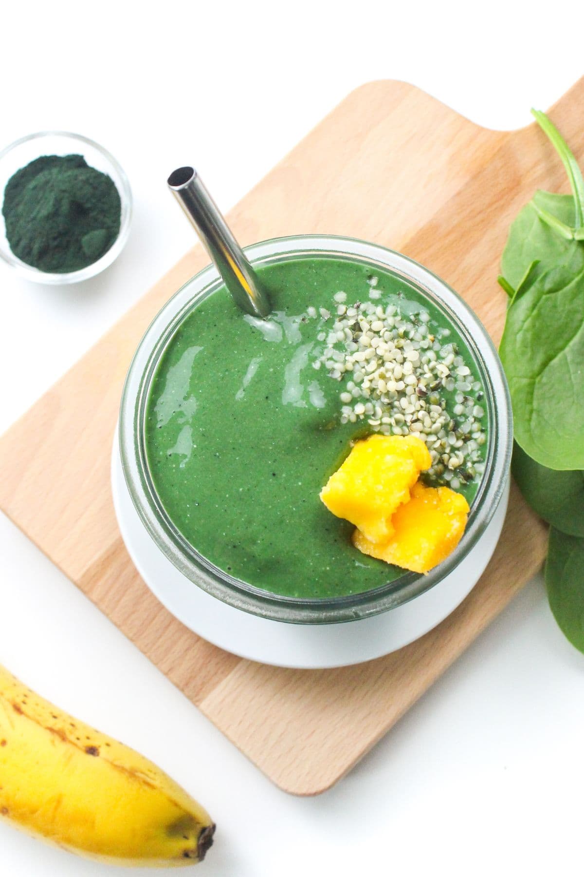 green smoothie with spirulina powder and mango