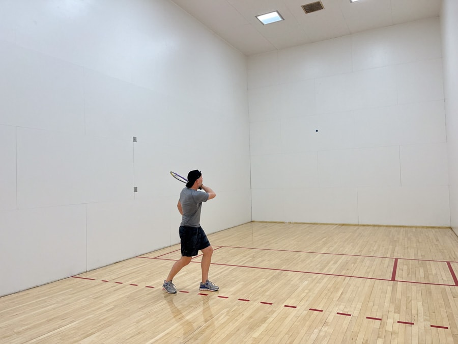 plaing raquetball